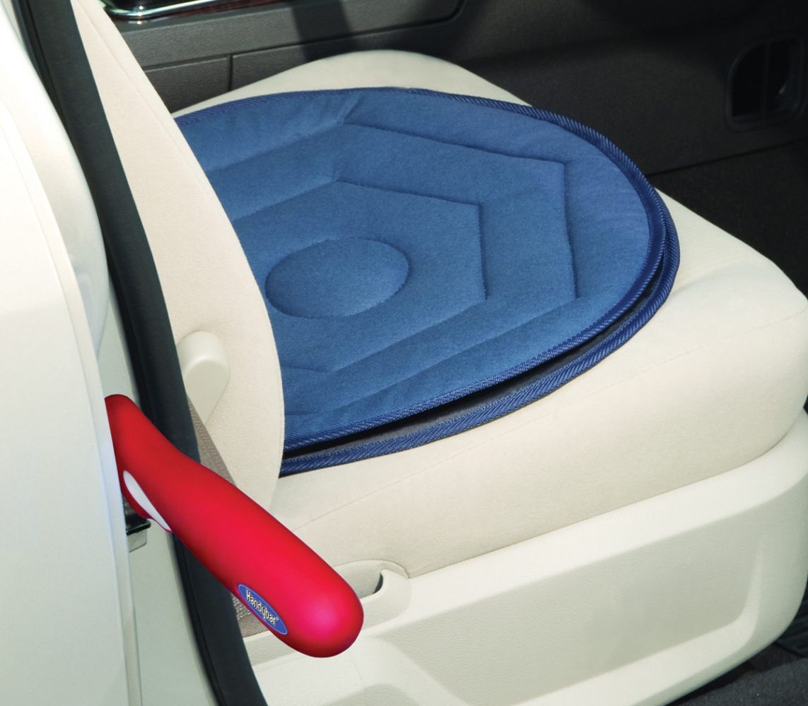 Een autostoel met een blauw kussen en een rode handgreep