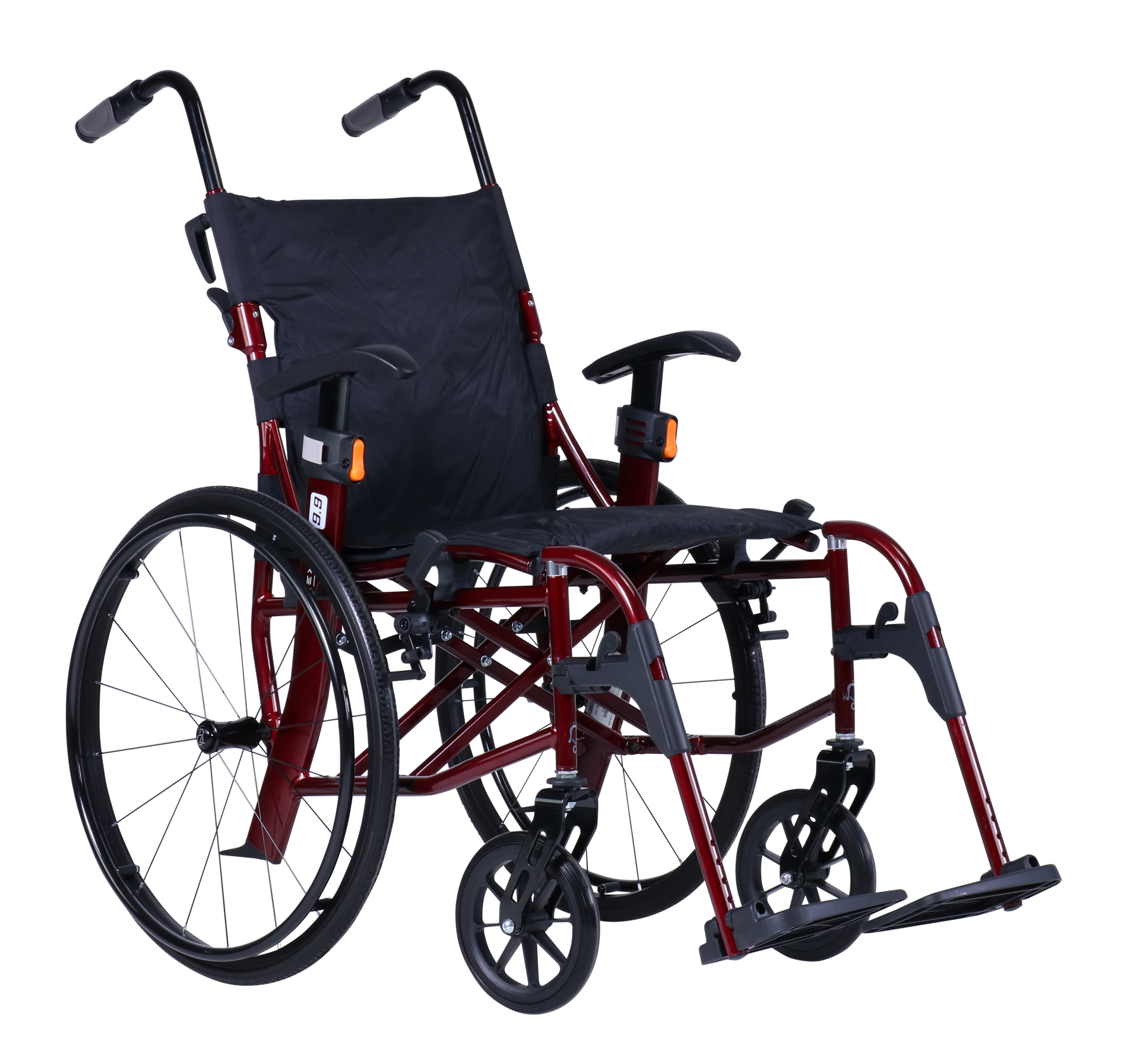 Een rood-zwarte rolstoel op een witte achtergrond.