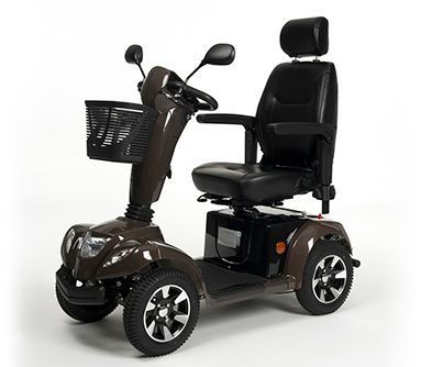 Op een witte achtergrond staat een bruine scootmobiel met een mandje aan de voorkant.