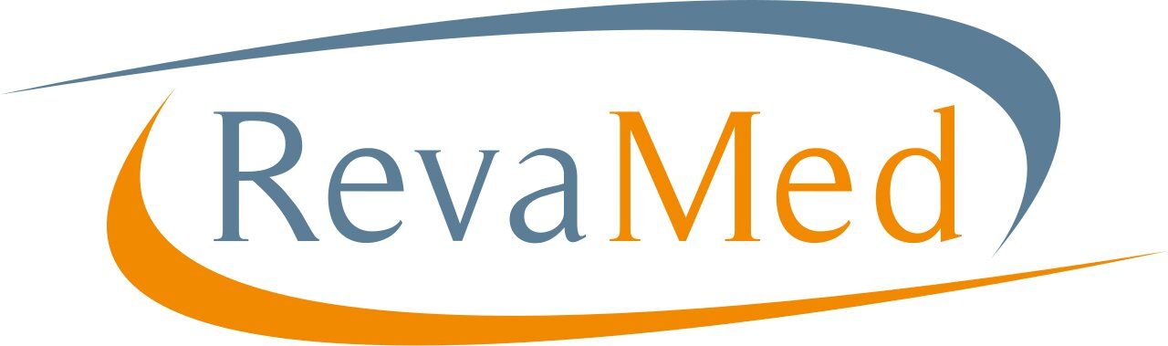 Een logo voor revamed wordt getoond op een witte achtergrond.