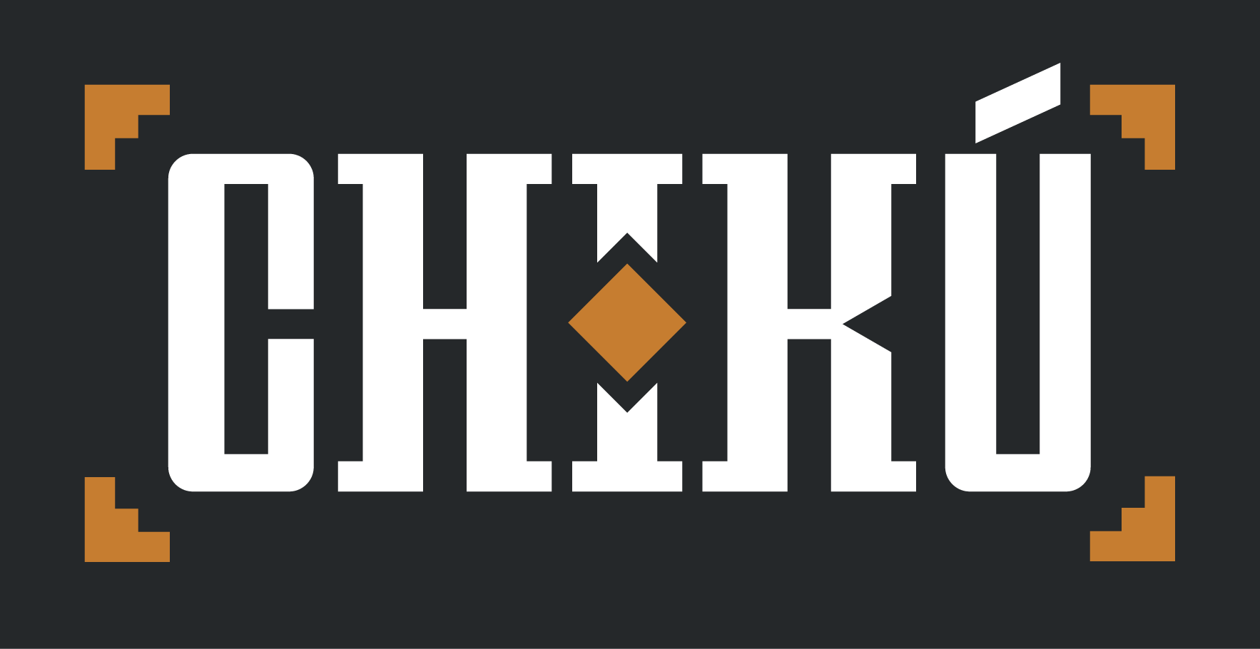 Logotipo CHKI blanco estilizado sobre fondo gris oscuro con corchetes de esquina naranjas y detalle de diamante.