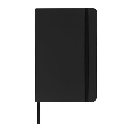 Cuaderno negro con banda elástica y marcapáginas de cinta sobre fondo blanco.