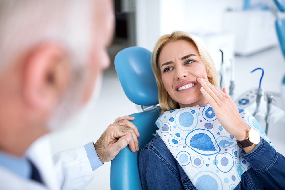 woman in pain due to wisdom teeth