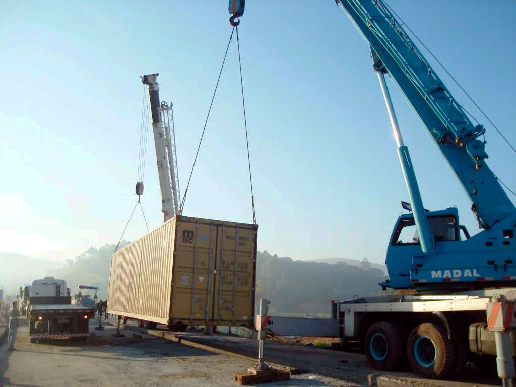 Içamento de Container Amarelo Guindaste