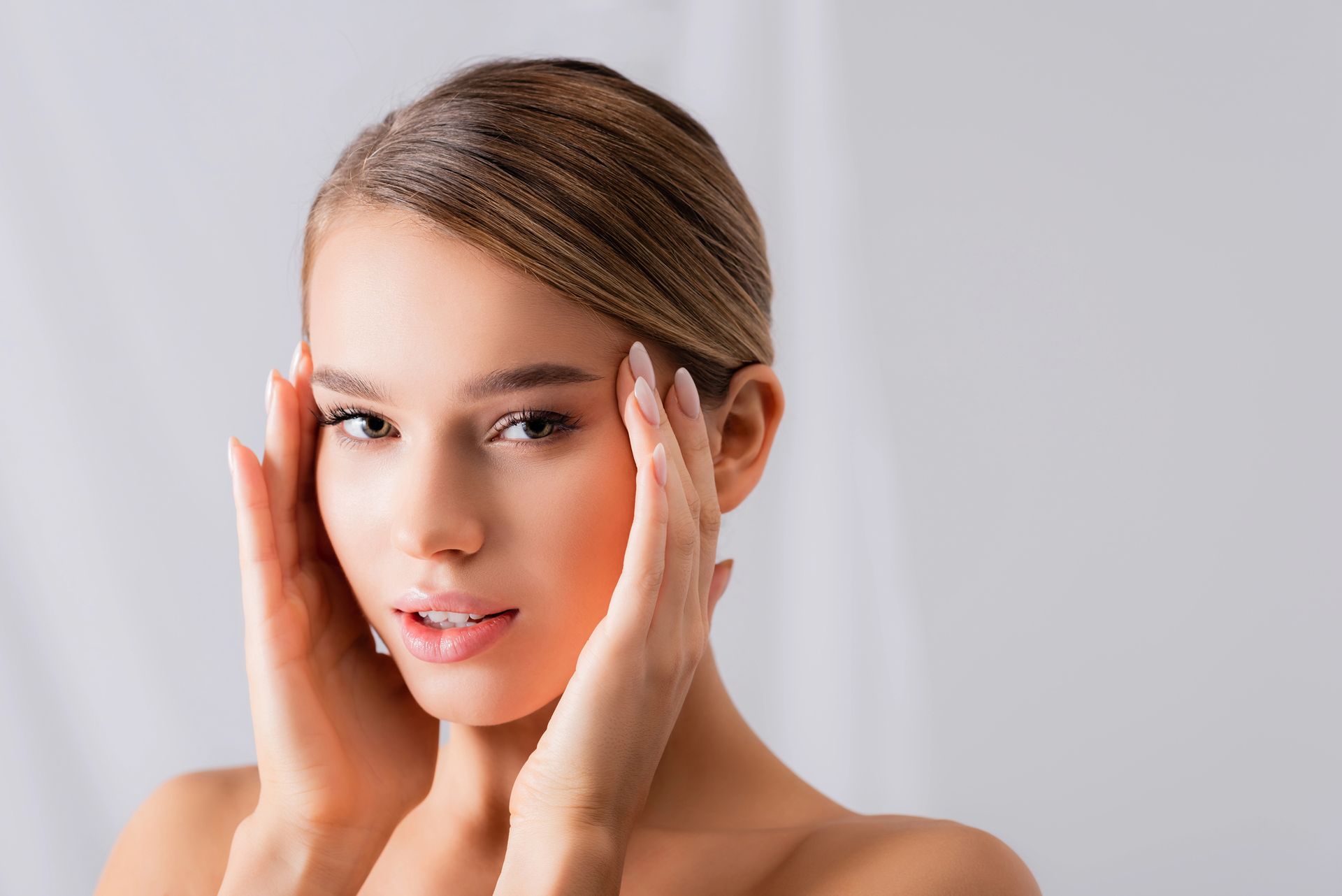 donna che si accarezza il viso
