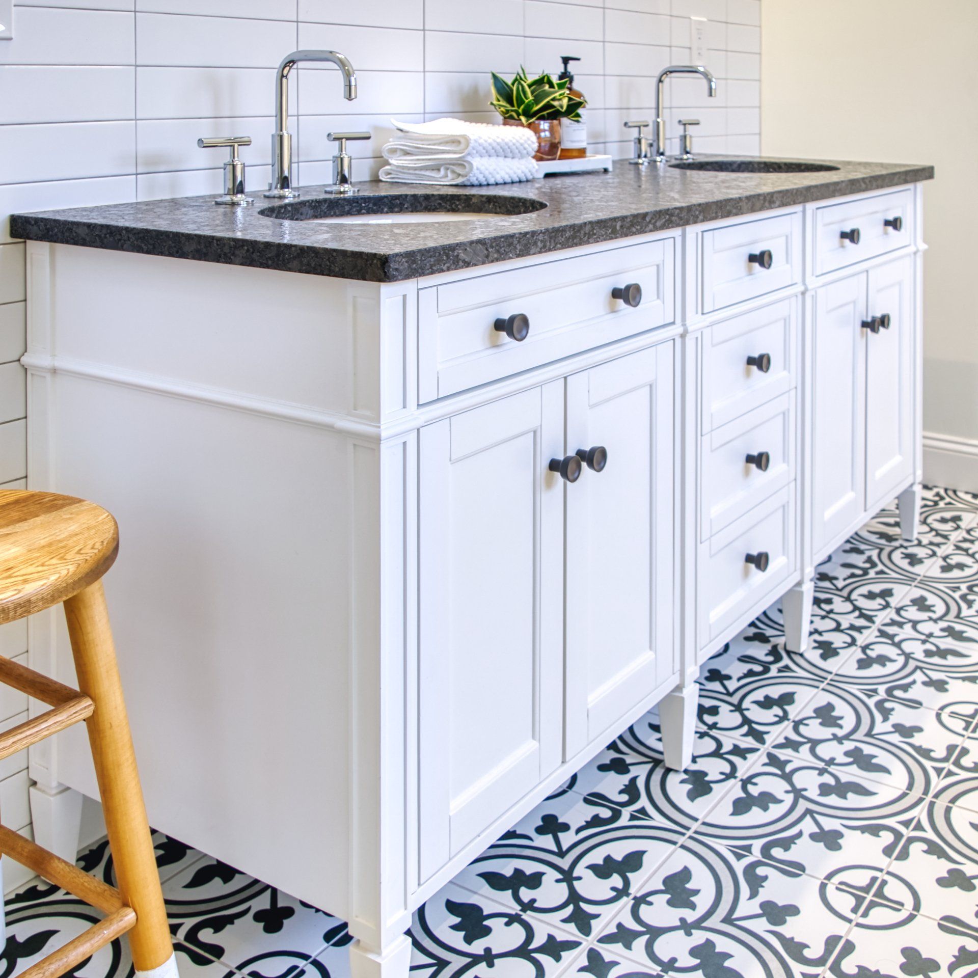 Bannon&Ferrari- modern farmhouse bathroom