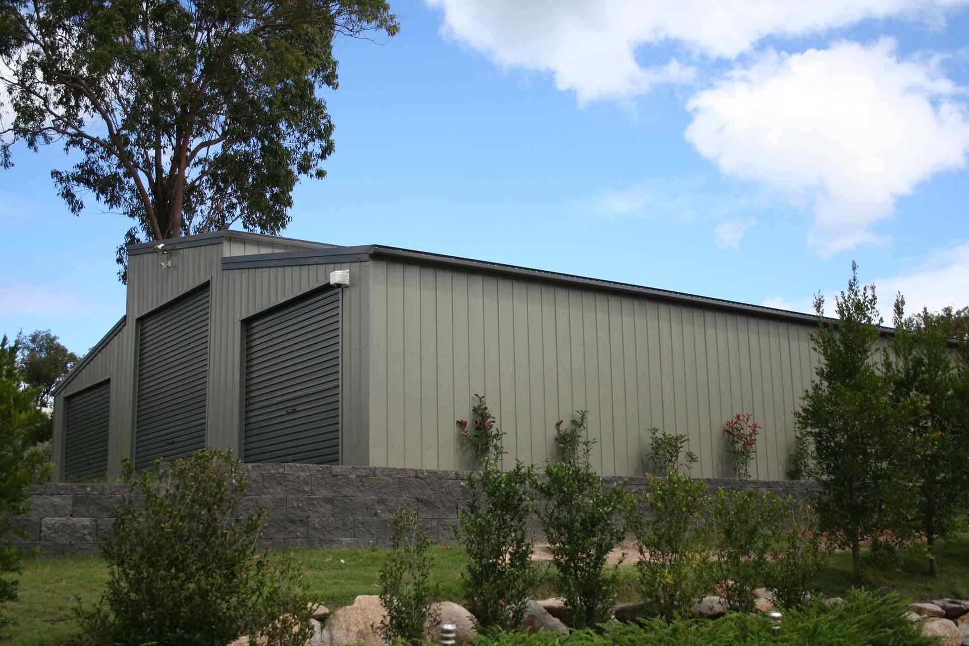 A Large Building With A Tree In The Background – South Kempsey NSW - Fair Dinkum Builds Macleay Valley Sheds