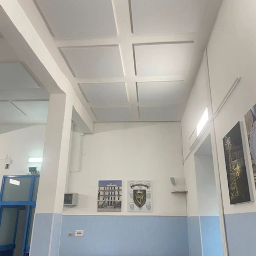 Soggiorno residenziale con pannelli fonoassorbenti in tessuto