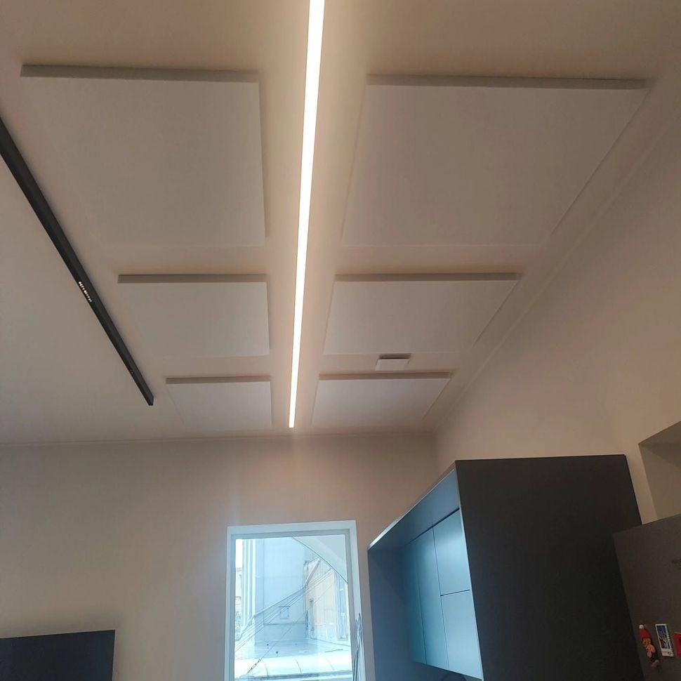 Pannelli acustici fonoassorbenti in un soggiorno residenziale
