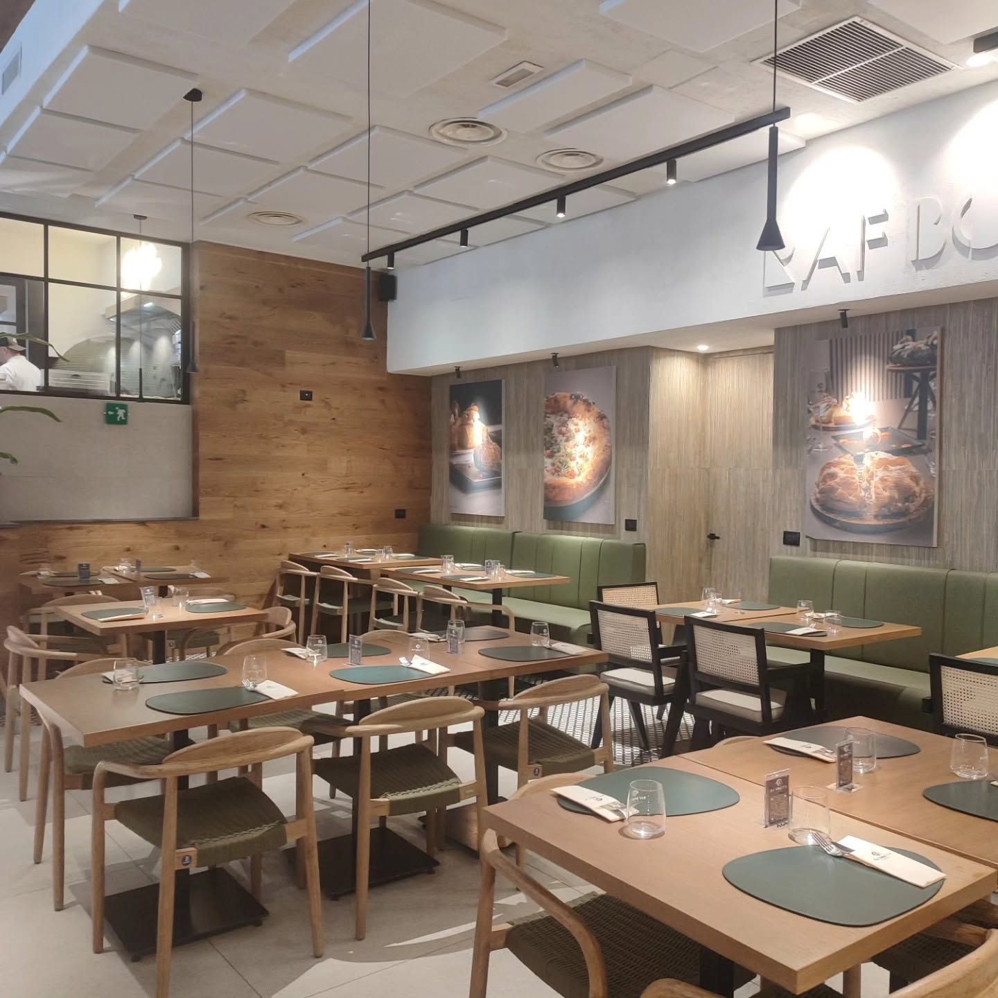 Ristorante a Napoli con pannelli fonoassorbenti a soffitto