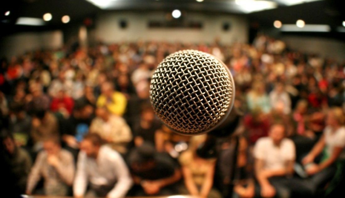 Sala conferenze moderna con trattamento acustico professionale