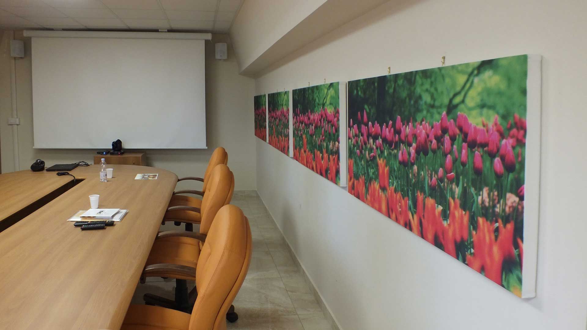 Esempio di insonorizzazione con stile tramite quadri acustici di design in un ufficio moderno.