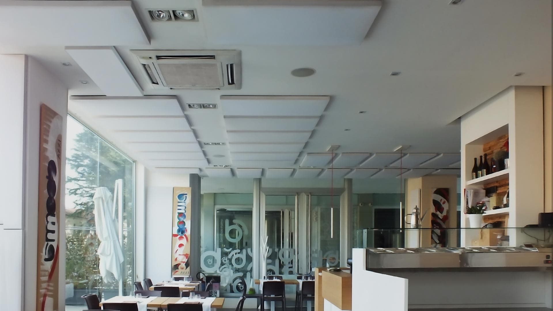 Interno di un ristorante moderno con soluzioni di isolamento acustico di design.