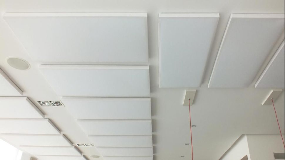 Tecnico Innovacustica al lavoro su progetto acustico