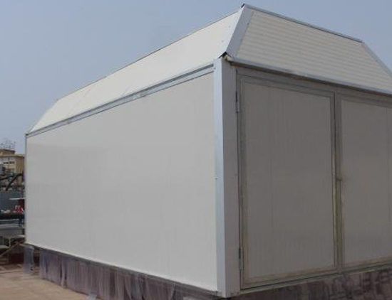 Ingegnere acustico e architetto collaborano su un progetto tecnico