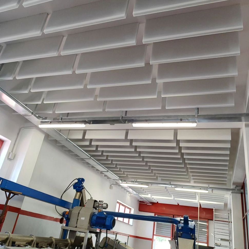 Barriera acustica installata in un ambiente industriale