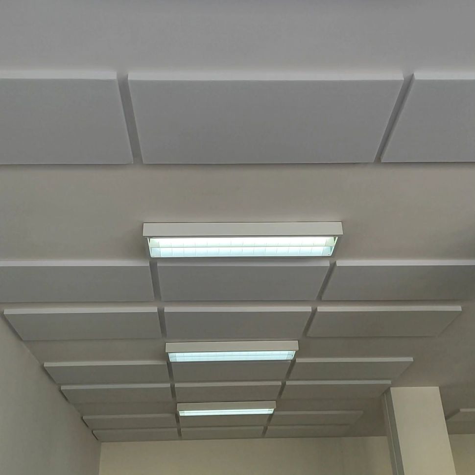Installazione di pannelli fonoassorbenti su parete di ufficio