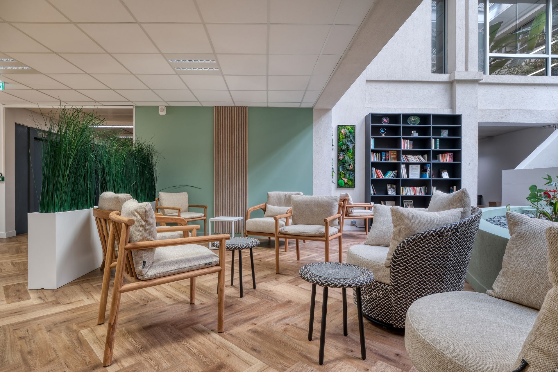 Rénovation d'espaces pour une Administration Un groupe de personnes se tient autour de tables et de chaises dans une pièce.
