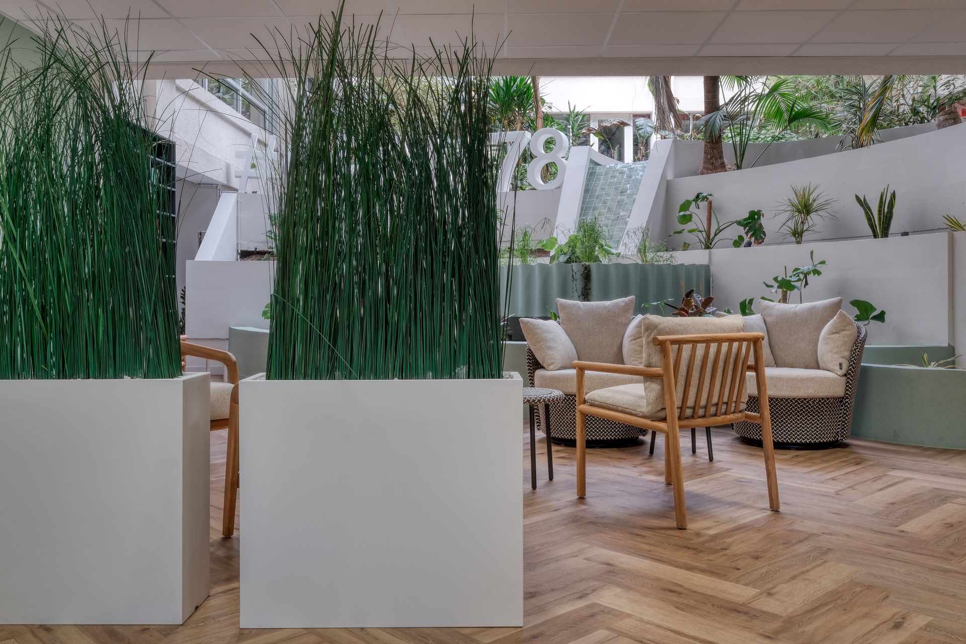 Un grand bâtiment avec une cascade au milieu