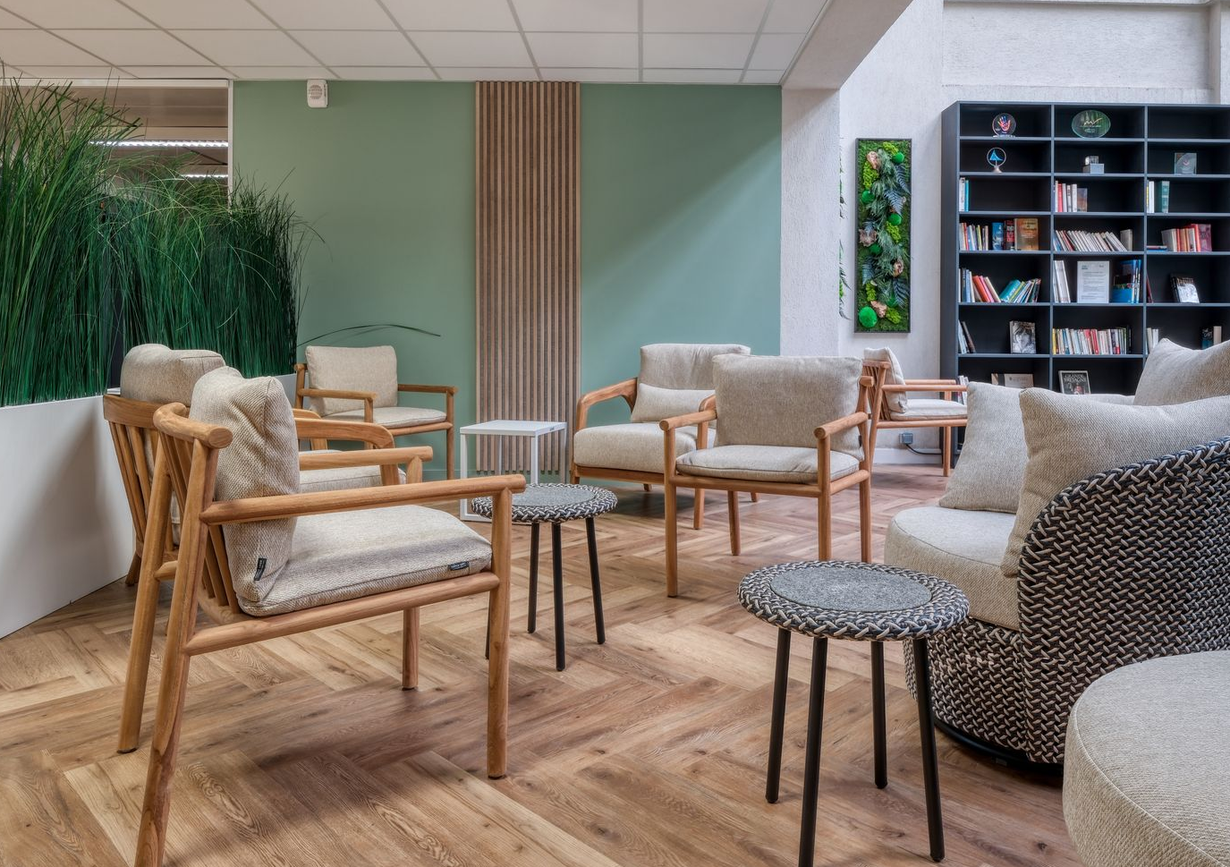 Une salle d'attente avec un escalier et un tapis rayé