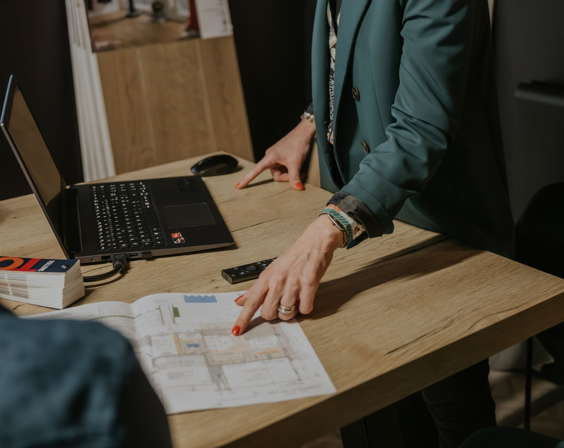 Une femme est assise à un bureau devant un ordinateur portable.