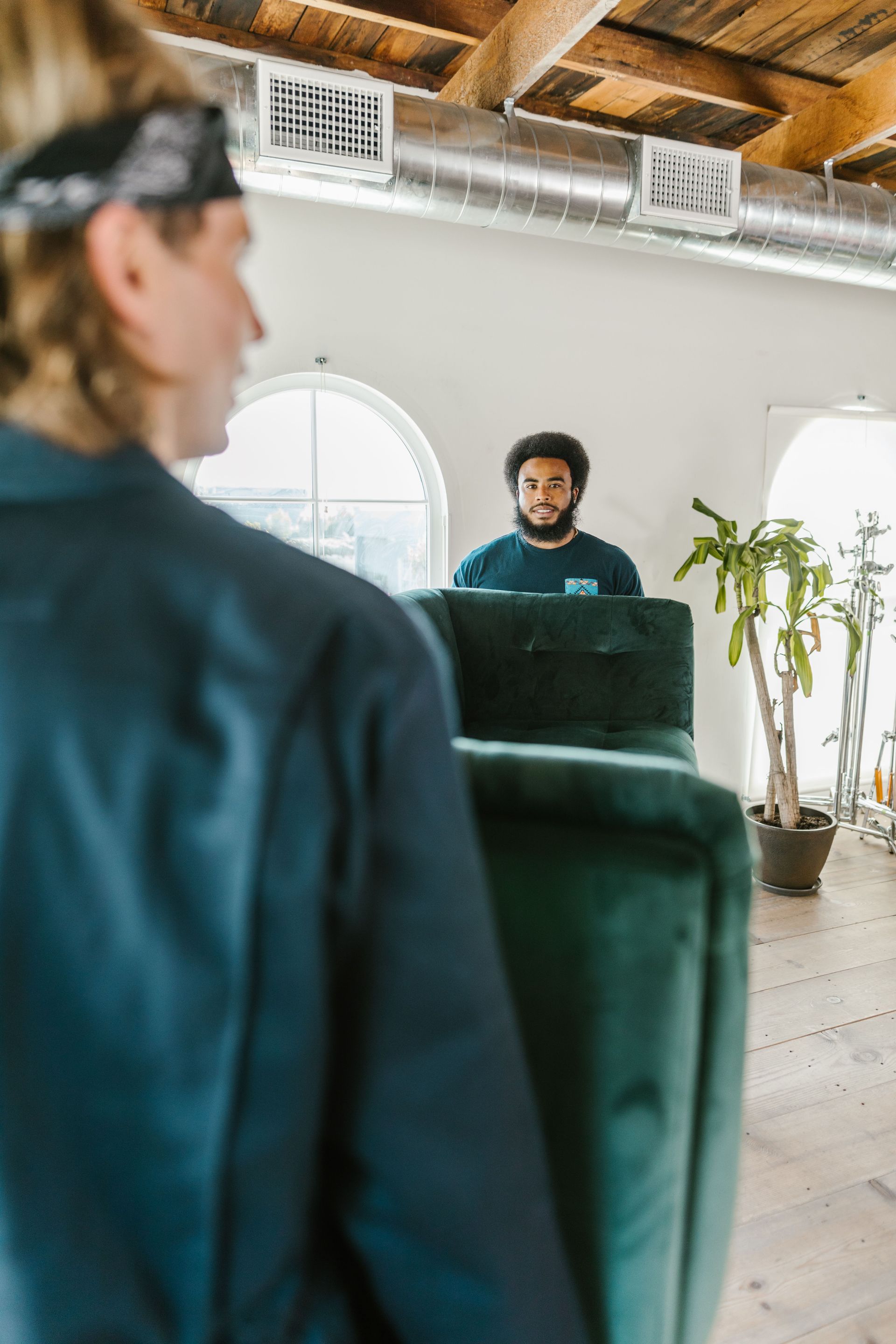 Un groupe de personnes livrent et montent du mobilier pour l'aménagement d'une entreprise