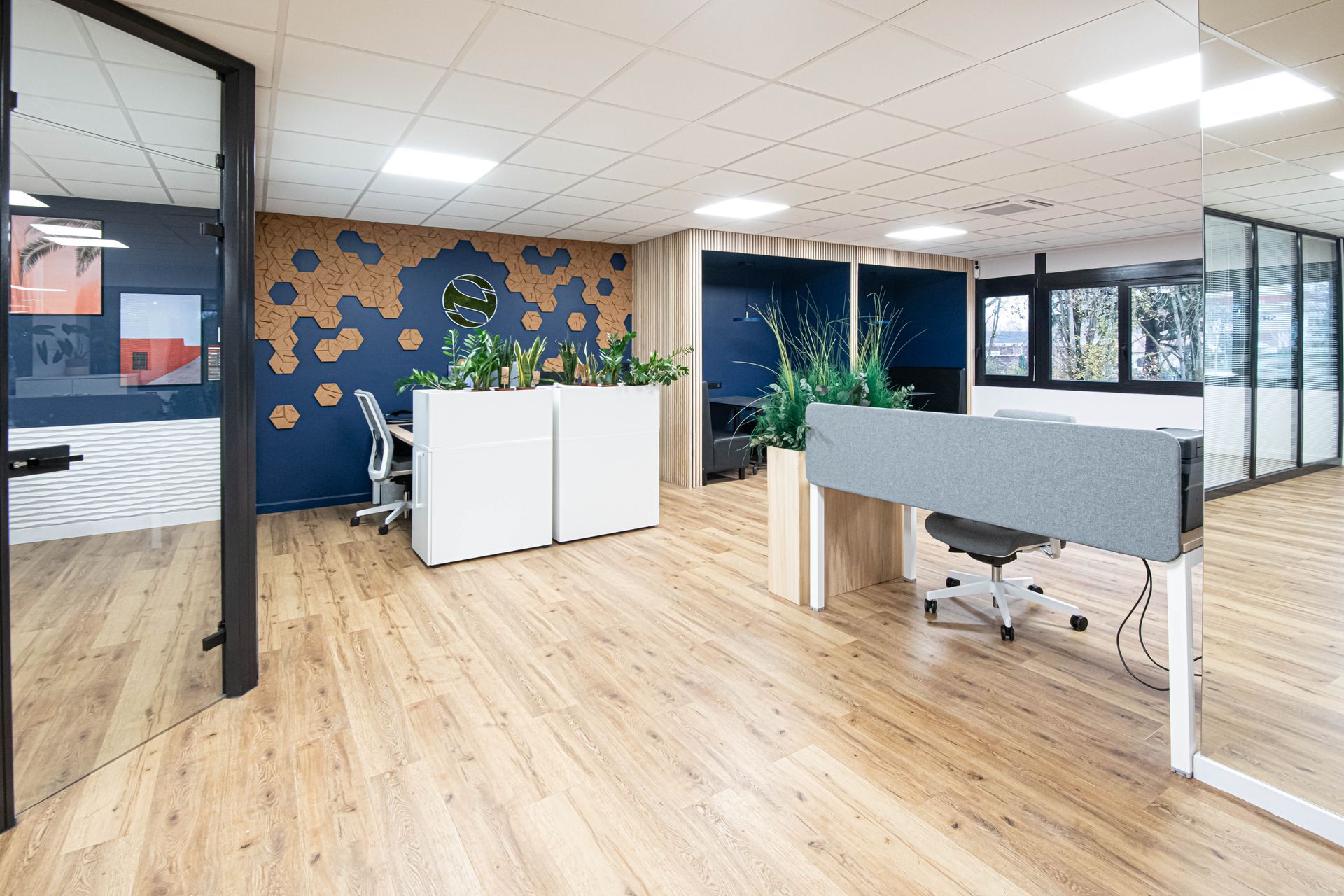 Un grand bureau avec beaucoup de bureaux et de chaises.