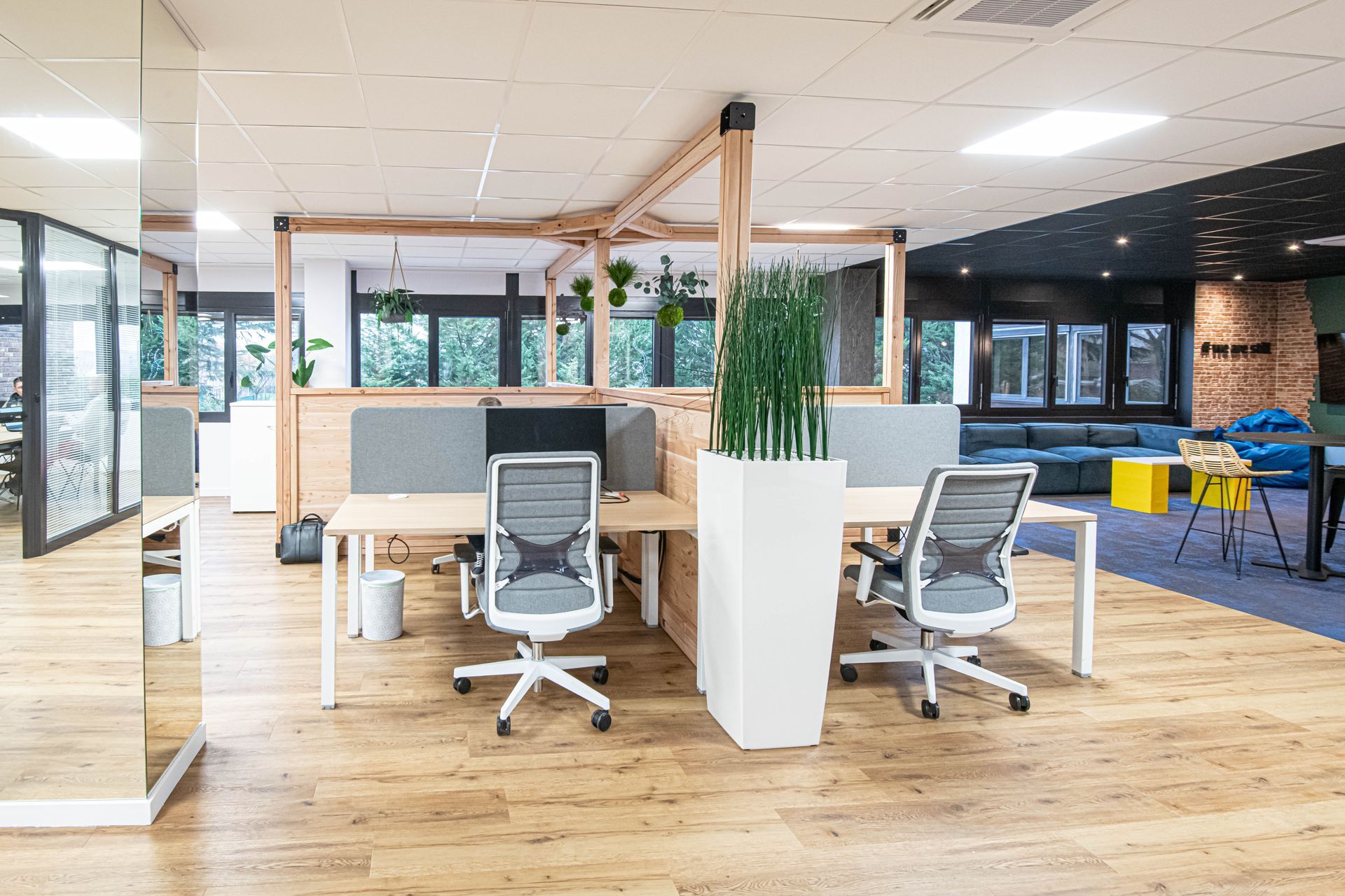 Un grand bureau avec beaucoup de bureaux et de chaises.