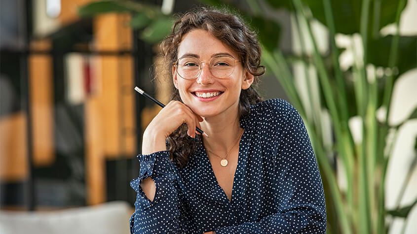 smiling woman with glasses - neurolens