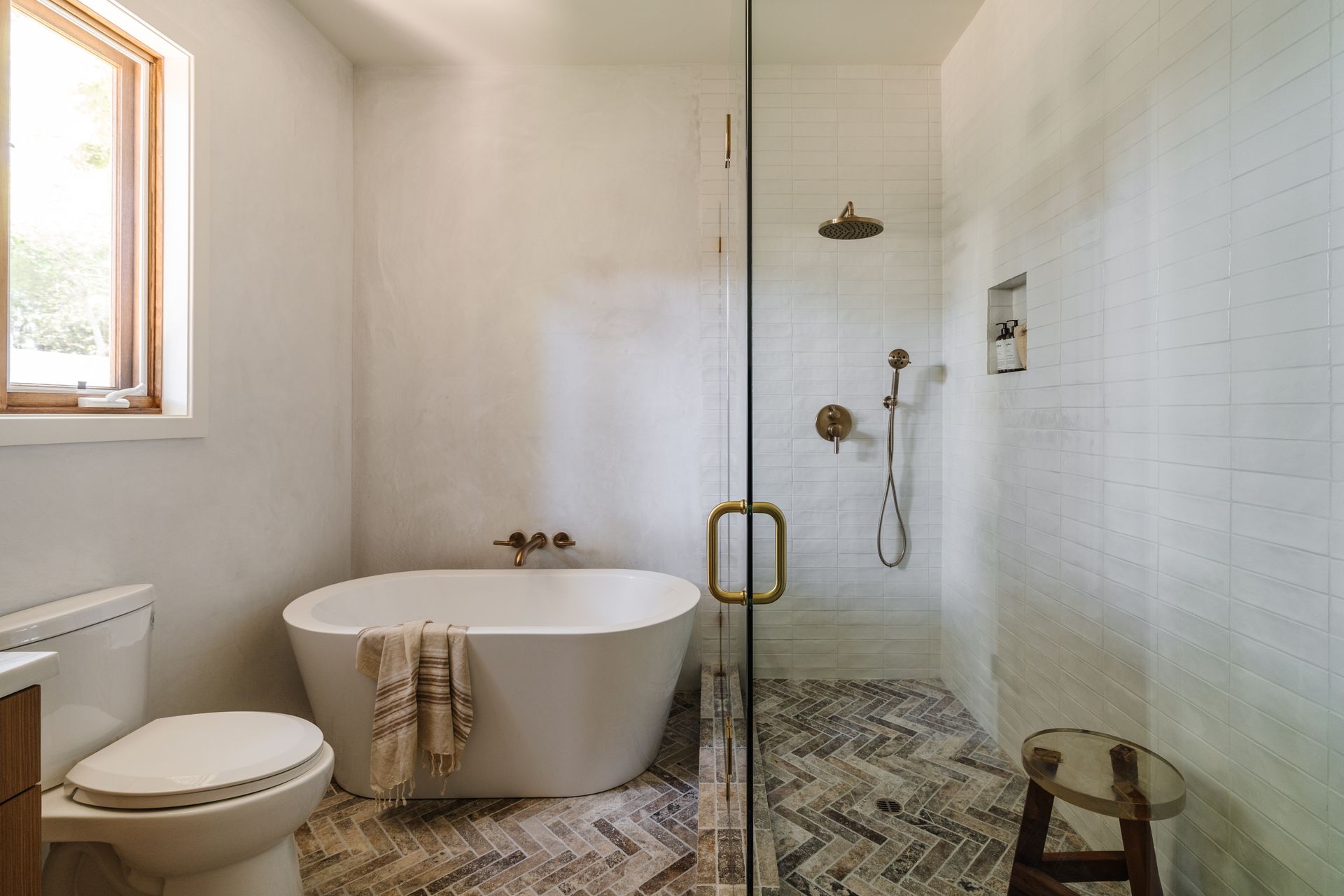Larchmont Village bathroom with bathtub