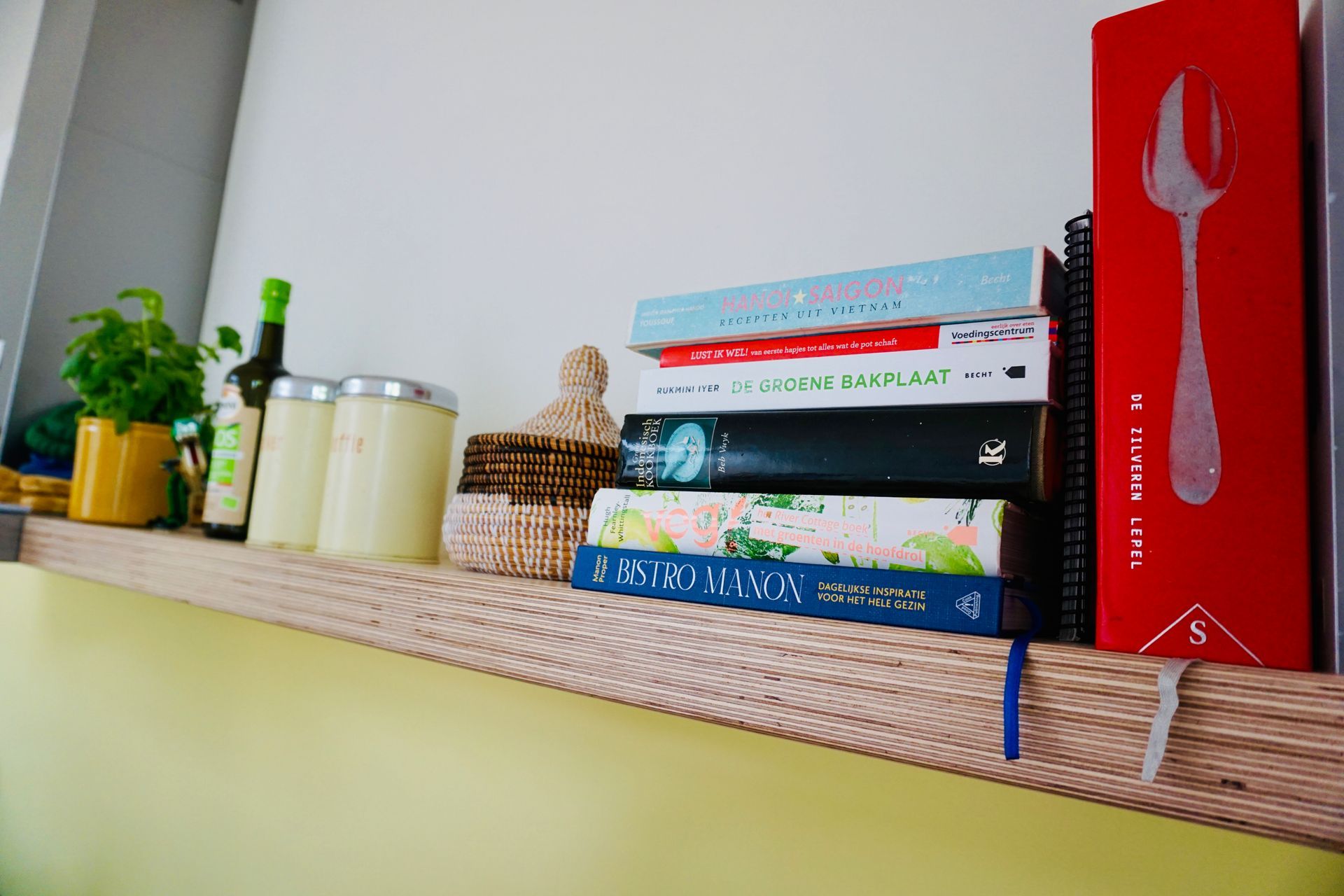 Een custom multiplex boekenplank met boeken.