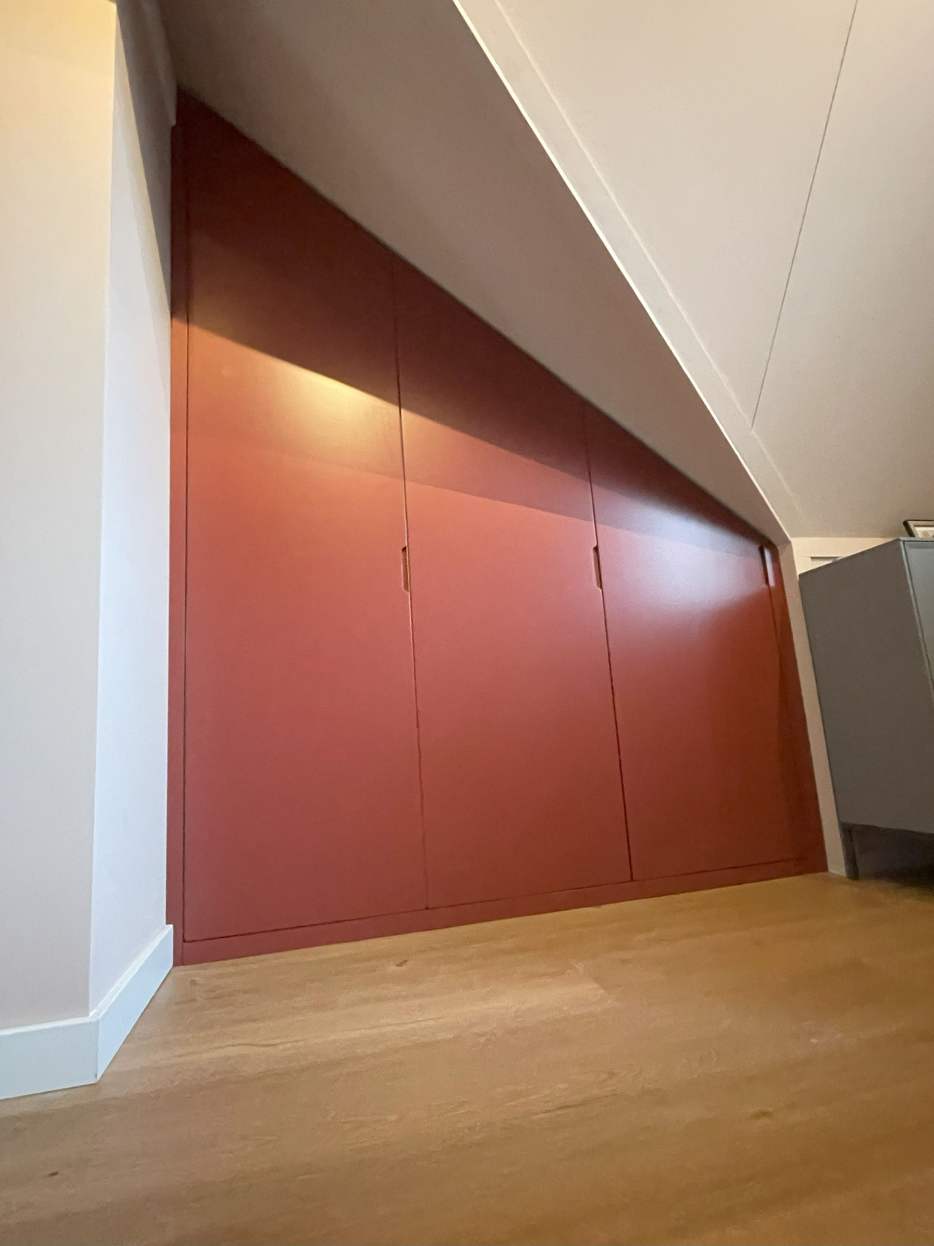 Een maatwerk zolder kast onder een schuin dak. 