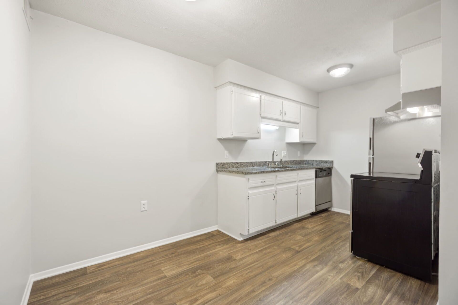Apartments, Greenville, No Pets, No Smoking, 1 and 2 Bedroom, Laundry, 24 Hr Emergency Maintenance, Patio, Pool, Lockers