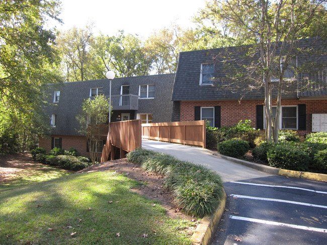Apartments, Greenville, No Pets, No Smoking, 1 and 2 Bedroom, Laundry, 24 Hr Emergency Maintenance, Patio, Pool, Lockers