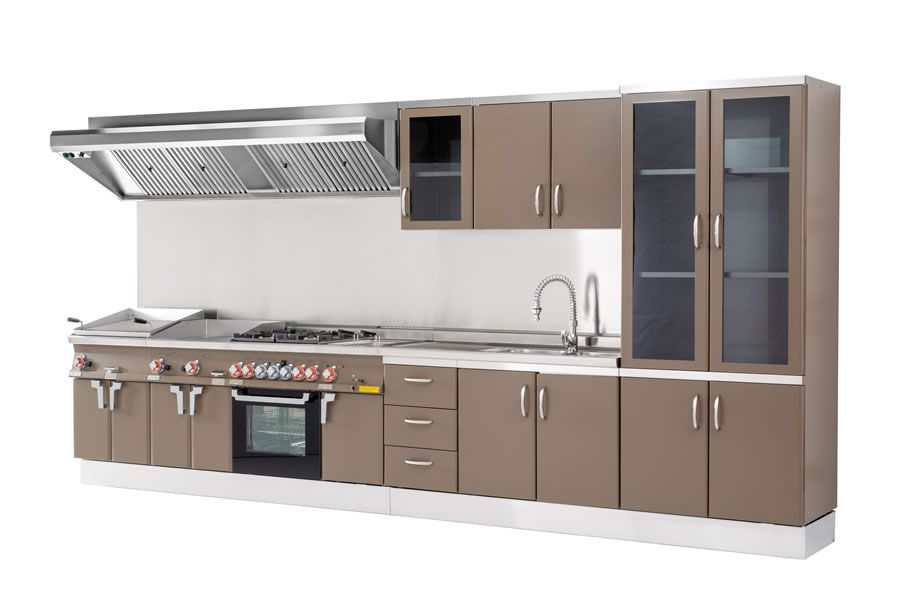 Cucina da esterno moderna in acciaio inox con barbecue, lavello, armadietti e vani contenitori con ante in vetro, finitura marrone.