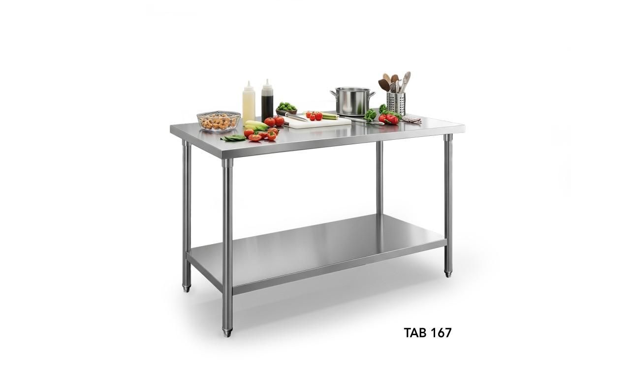 Tavolo da lavoro in acciaio inox con alimenti e utensili sopra, ripiano sottostante, isolato su sfondo bianco.