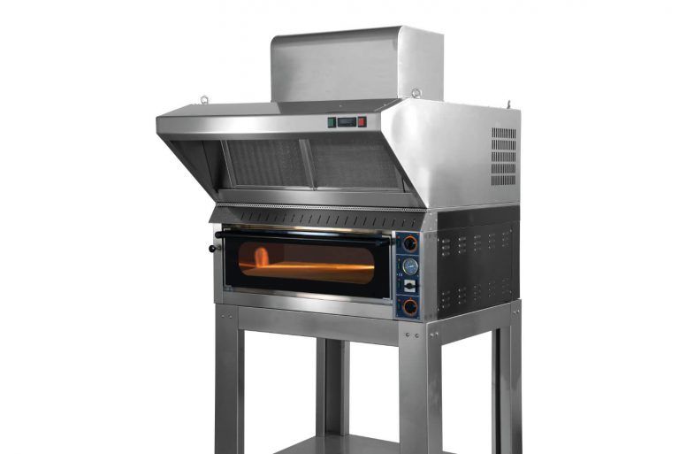 Forno per pizza professionale in acciaio inox su supporto metallico, illuminato internamente da una luce arancione.