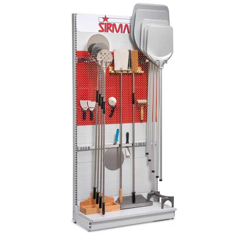 Espositore da parete per attrezzi da giardino con rastrelli, pale e attrezzi a manico lungo su un supporto bianco con retro rosso
