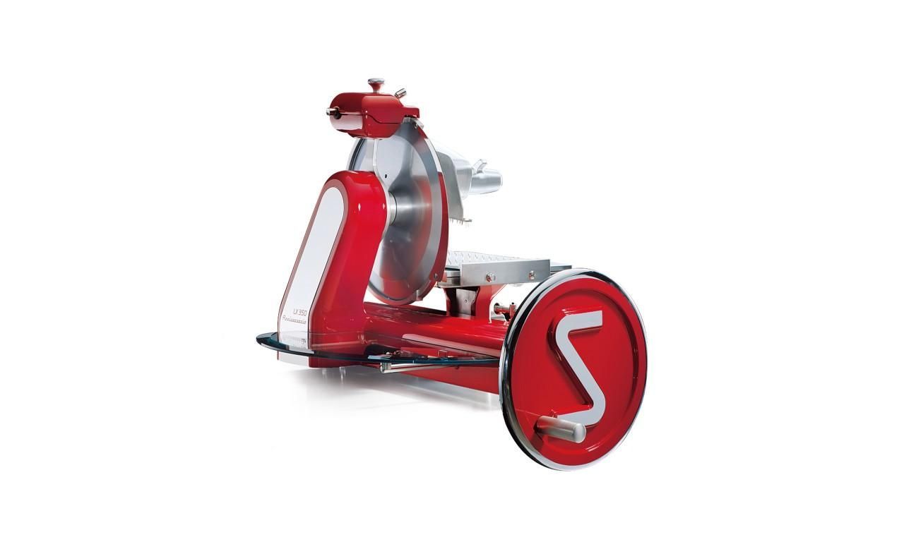 Scooter rosso in stile vintage con grande ruota anteriore rotonda e carrozzeria cromata lucida su sfondo bianco.