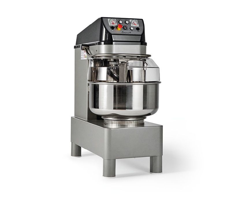 Impastatrice industriale in acciaio inox con grande ciotola su supporto, mostrata su sfondo bianco.