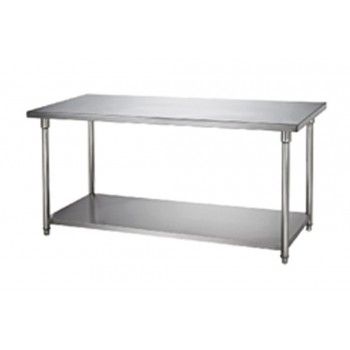 Tavolo da lavoro in acciaio inox con ripiano inferiore, isolato su sfondo bianco.