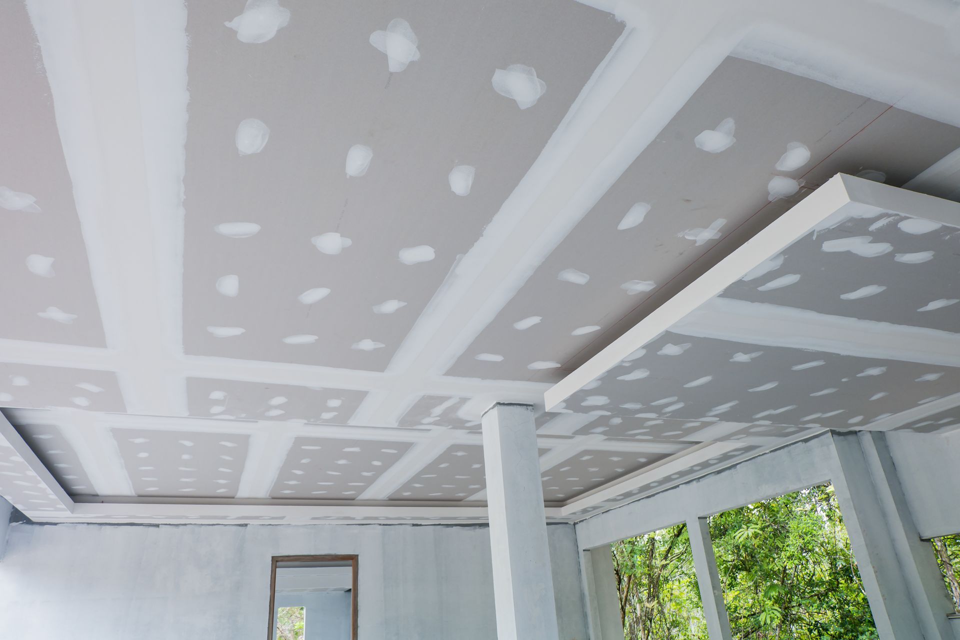 Une pièce avec un plafond en cours de rénovation.