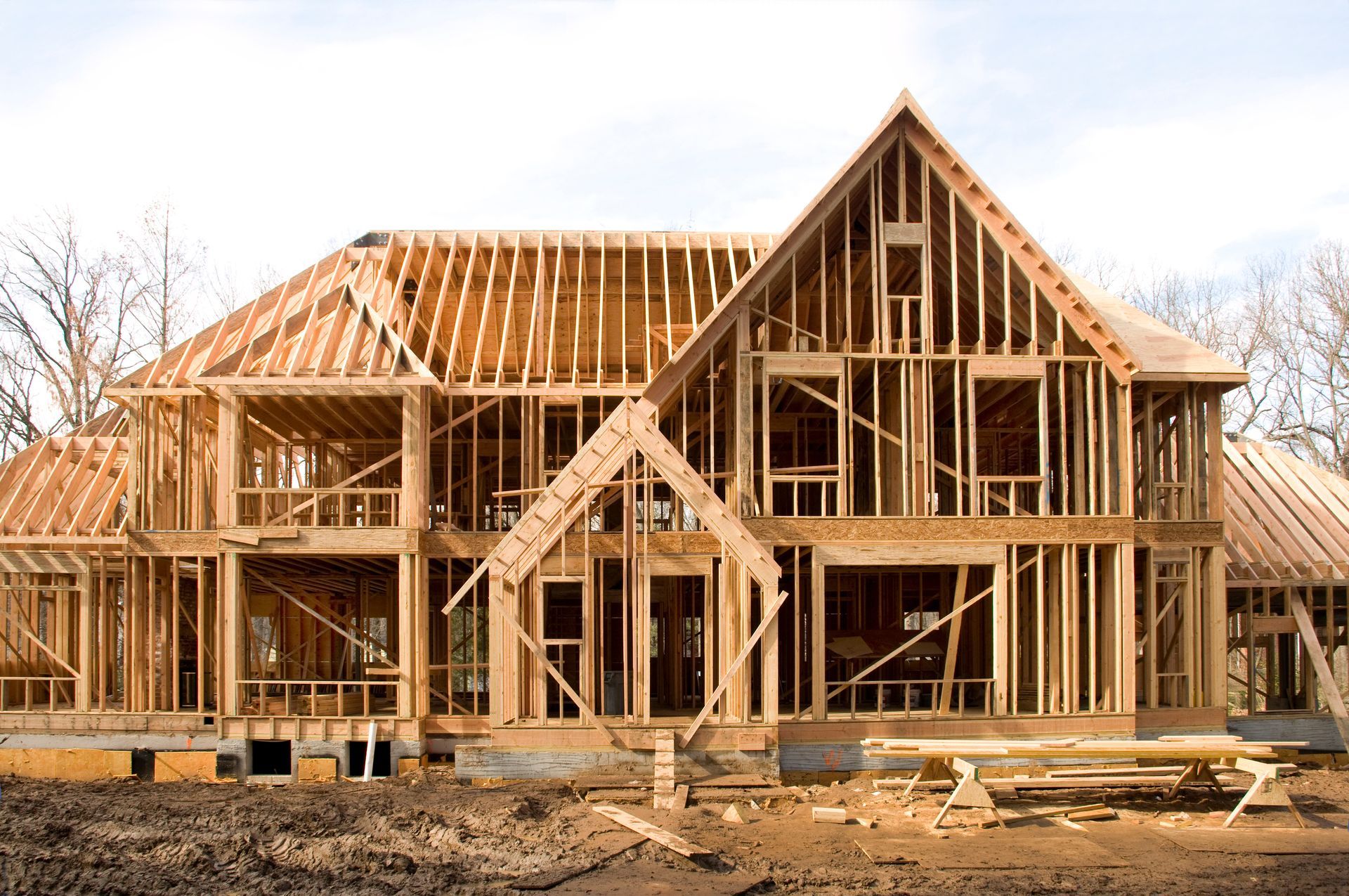 Une grande maison est en construction en bois.