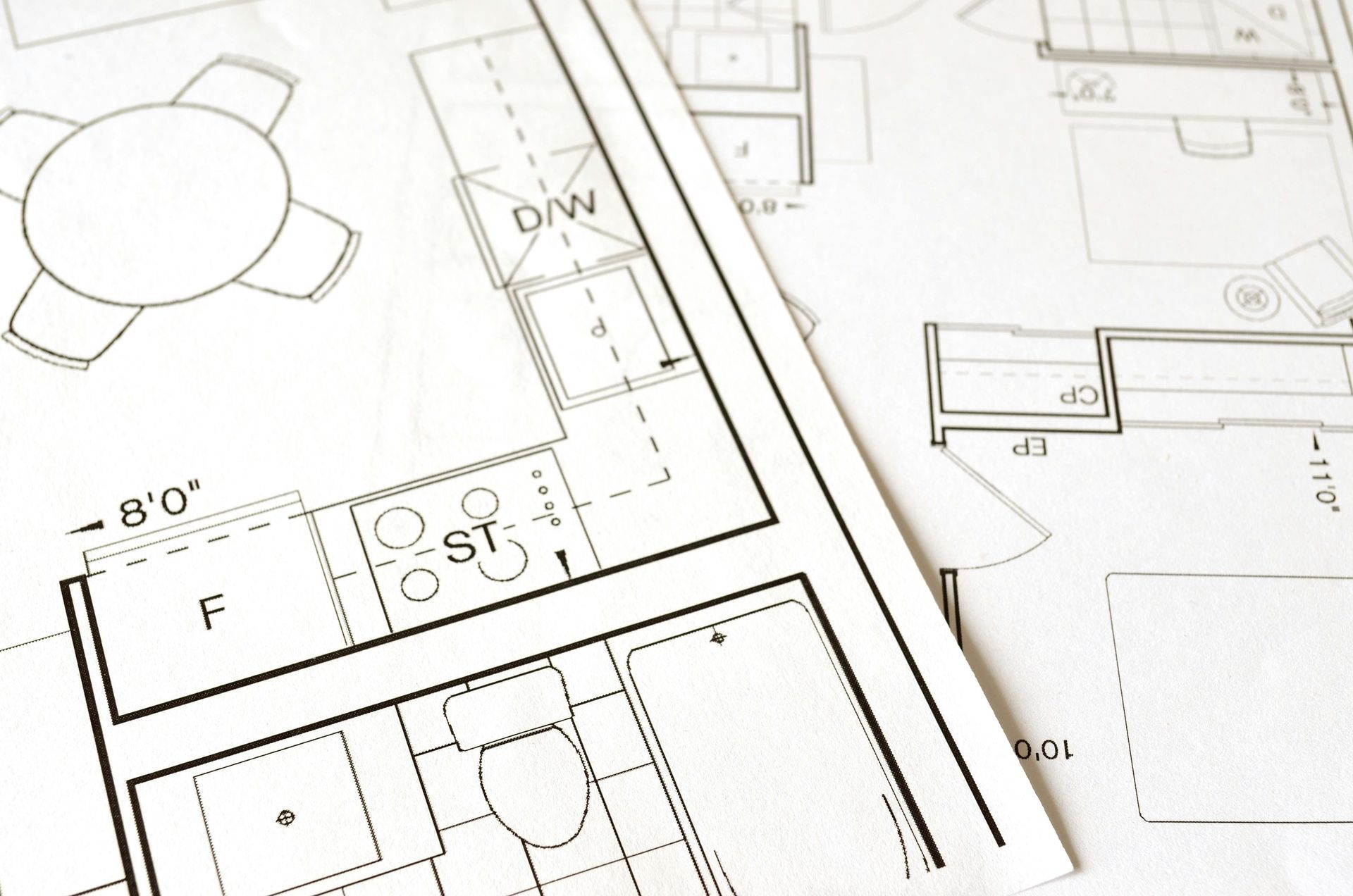 Un dessin en noir et blanc d'une maison avec la lettre f dessus