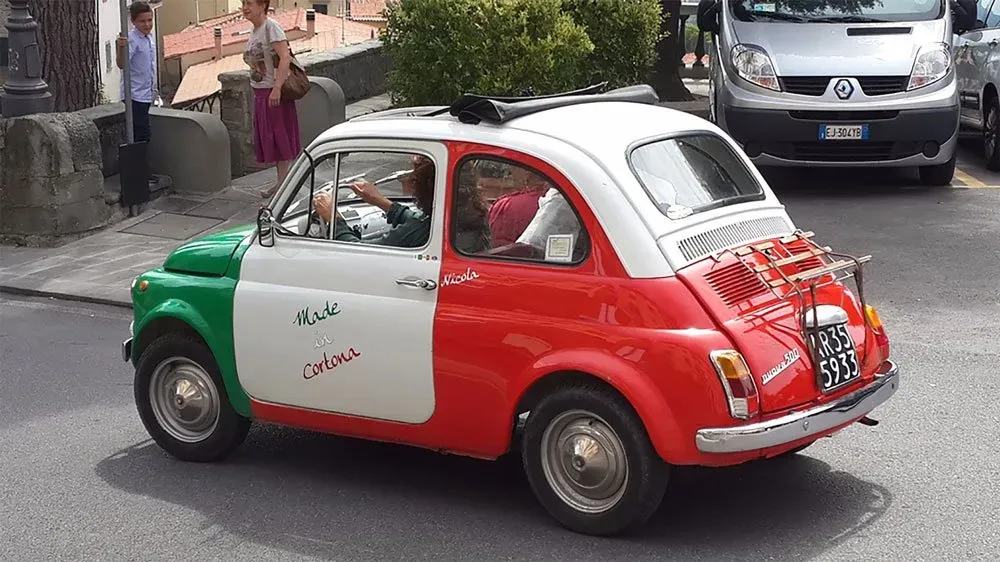 Italian flag–themed Fiat 500 driving in town.