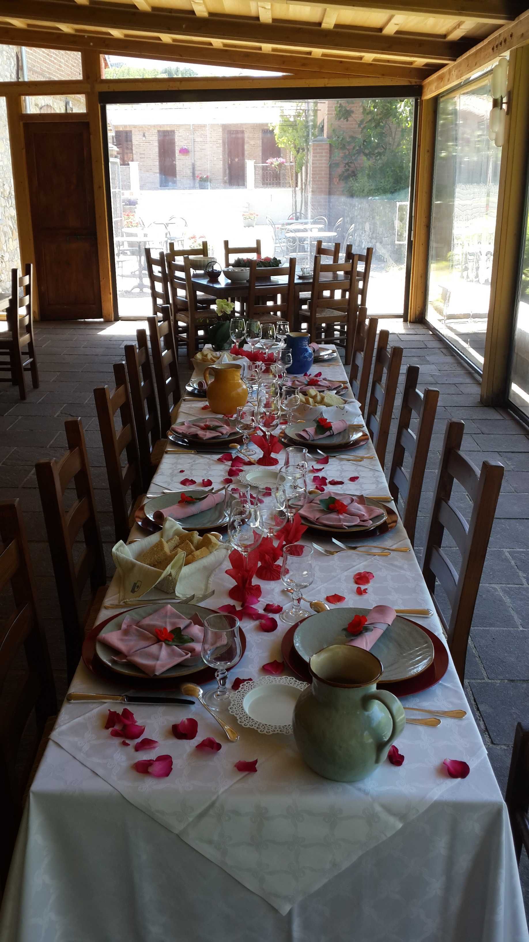 A beautifully set table for lunch at Tenuta Terensano, part of the Fine Food Wine and Wonders Tour.
