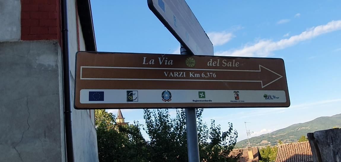 Directional road sign pointing to 