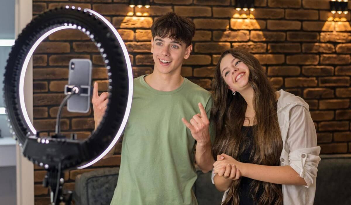 360° video booth with glamorous lighting