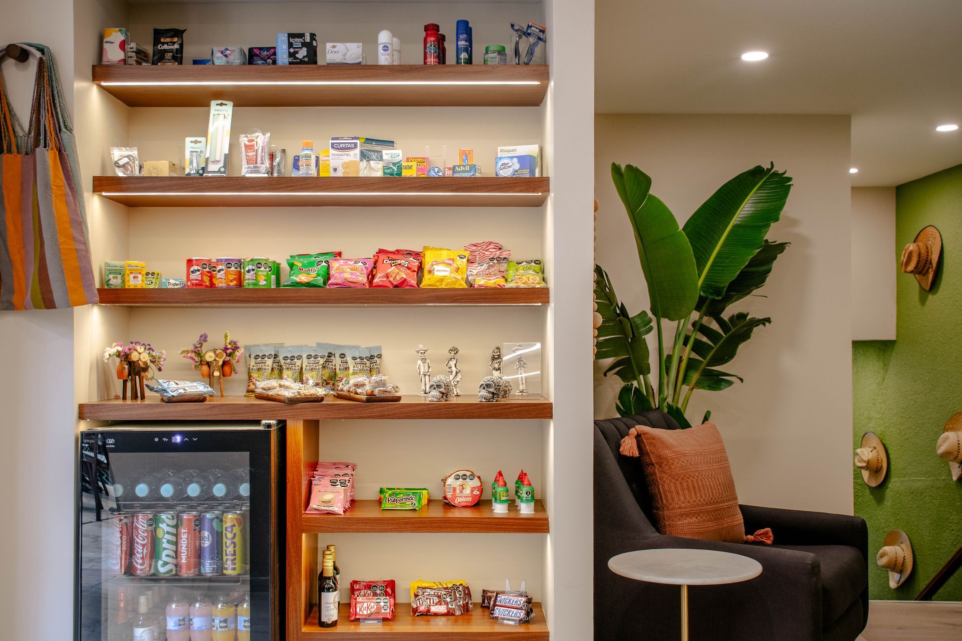 Vitrina refrigerada surtida con una variedad de bebidas coloridas embotelladas y enlatadas.