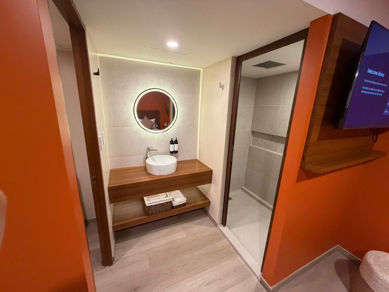 Queen Interior